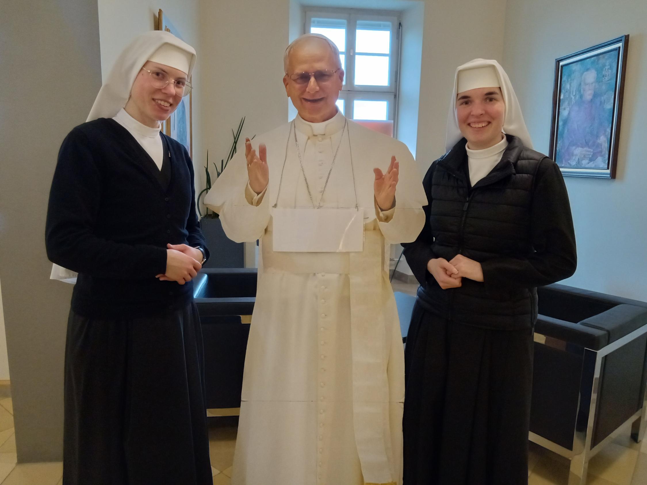 Auerbacher_Schulschwestern_mit_Papst (c) Auerbacher Schulschwestern Auerbacher_Schulschwestern_mit_Papst